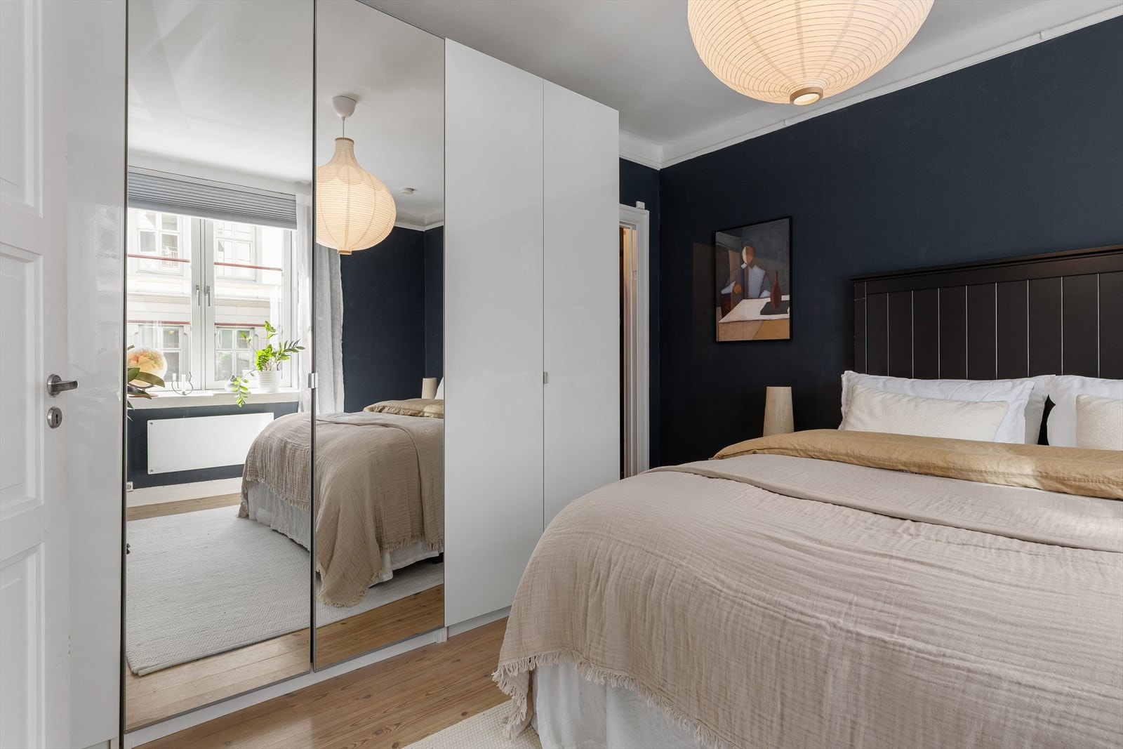 En stor garderobeløsning med speilfronter gir rikelig med oppbevaringsplass. Galleribilde