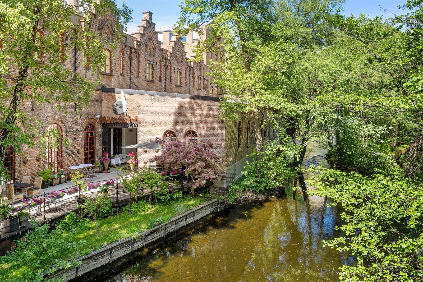 Elven er et yndet rekreasjonsområde med flere serveringssteder og grøntområder. Galleribilde