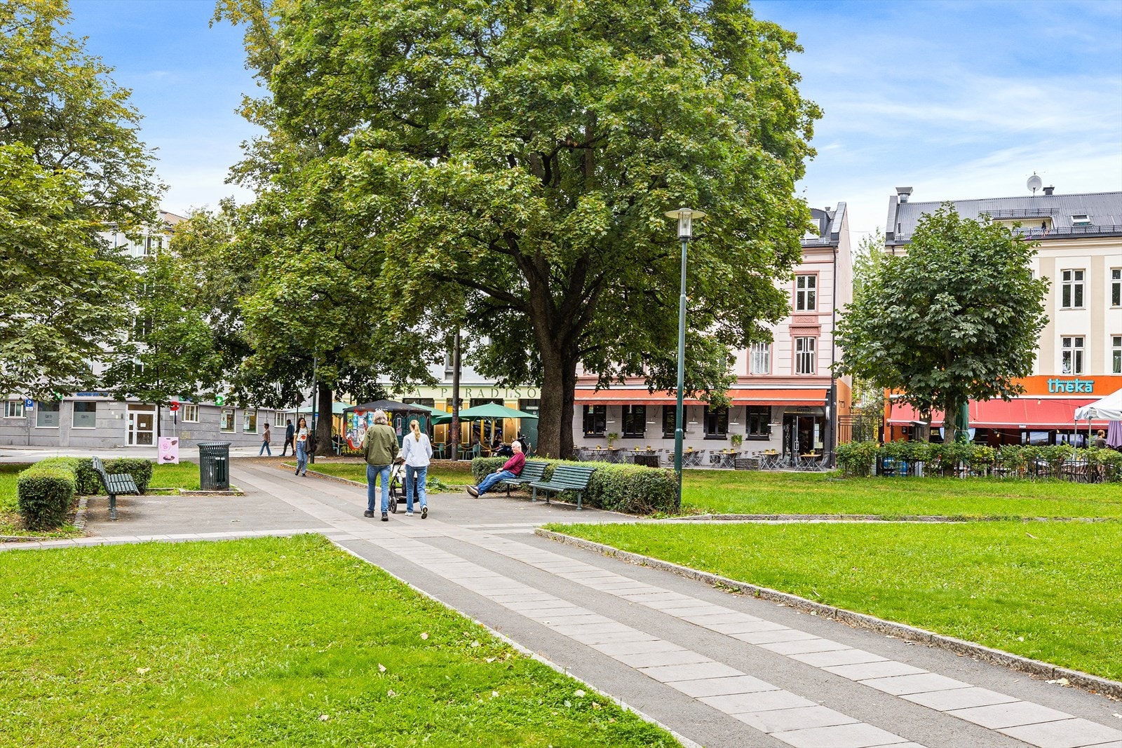 Pulserende Olaf Ryes plass ligger kun en kort gåtur fra leiligheten. I tillegg finnes det en rekke andre grønne lunger og turveier i nærområdet. Galleribilde