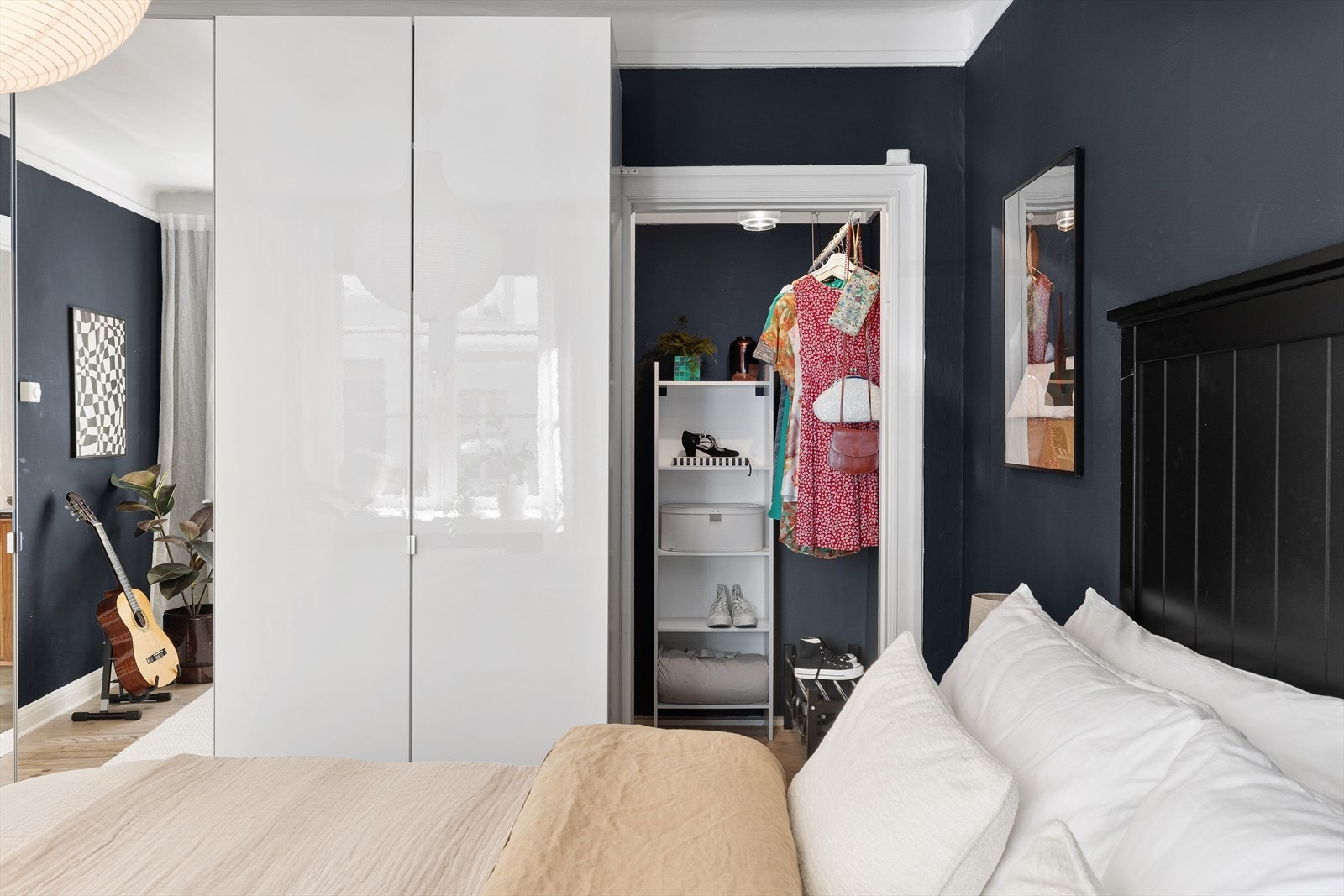 Fra hovedsoverommet er det tilgang til et disponibelt rom, perfekt som walk-in-closet. Galleribilde