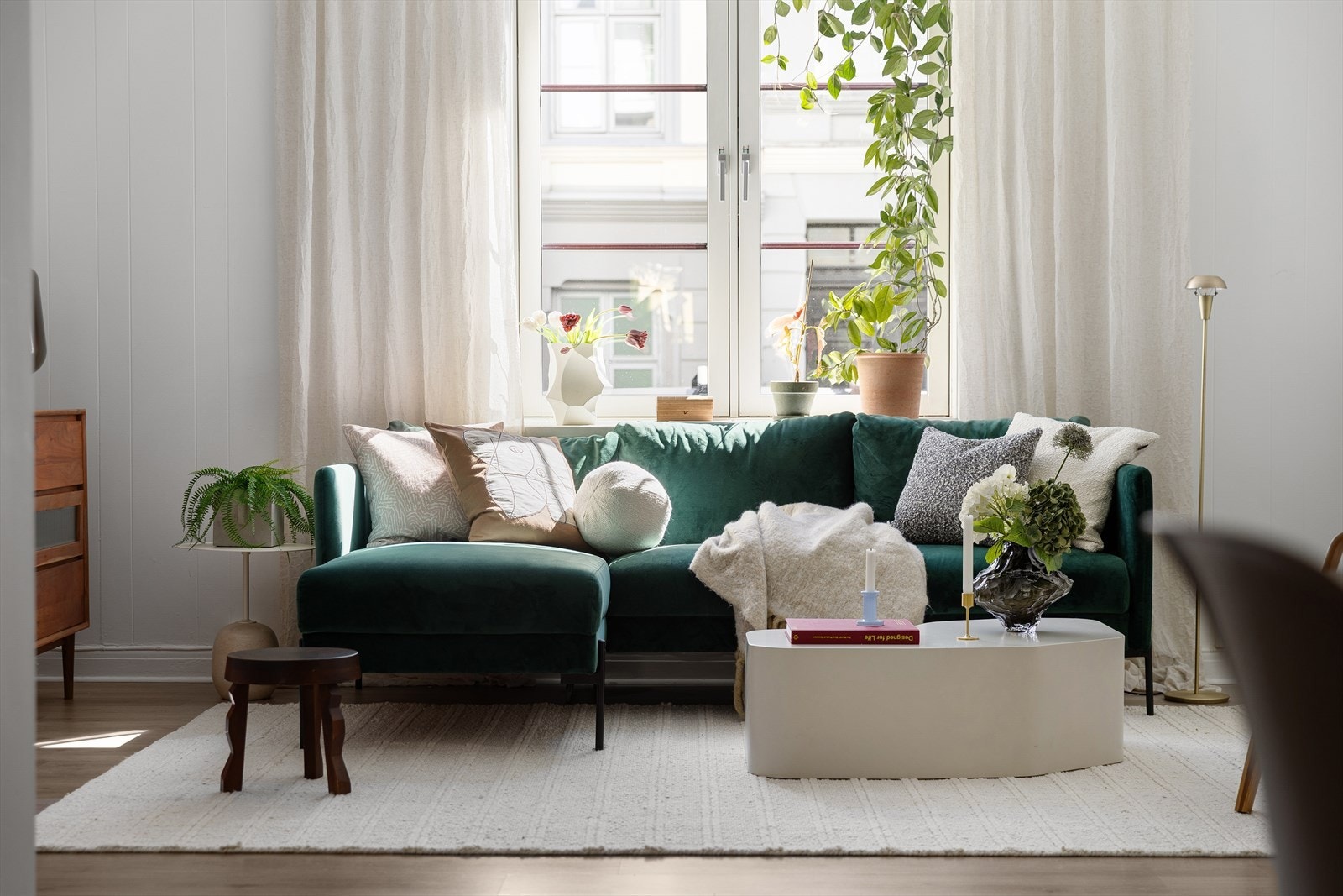 Lys og vennlig stue med god plass for sofagruppe. Galleribilde