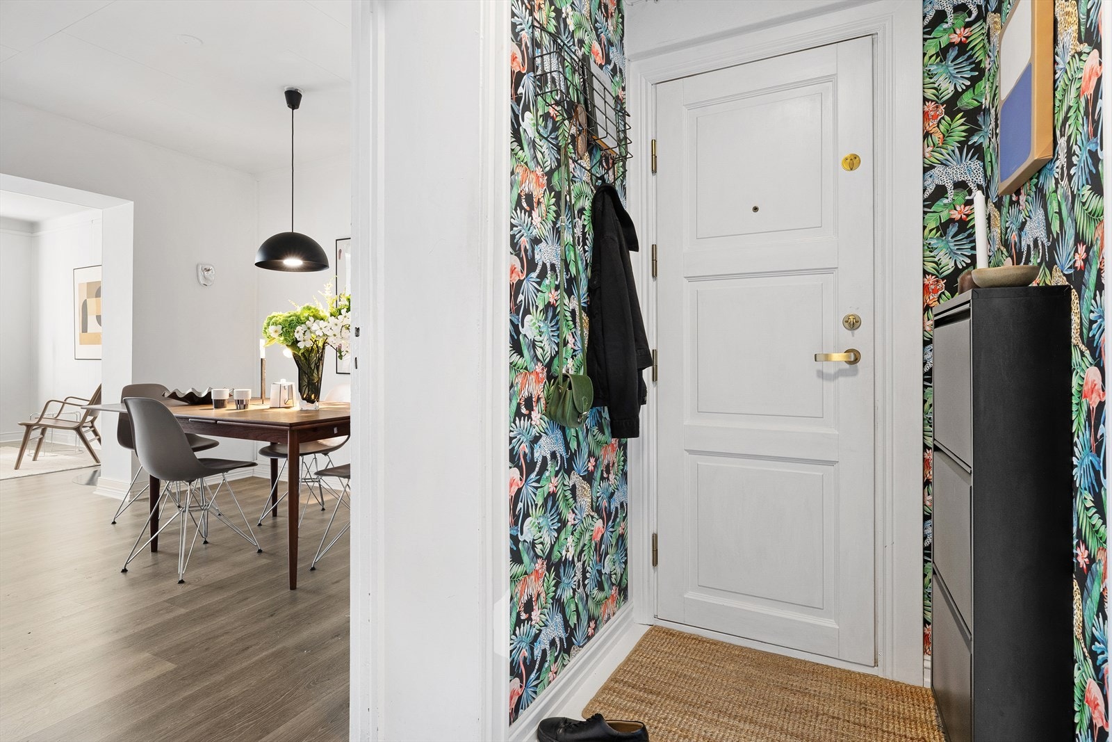 Leiligheten har to innganger, denne er via bakgård/baktrapp og er praktisk innredet med garderobeheng og plass til skoskap. Galleribilde