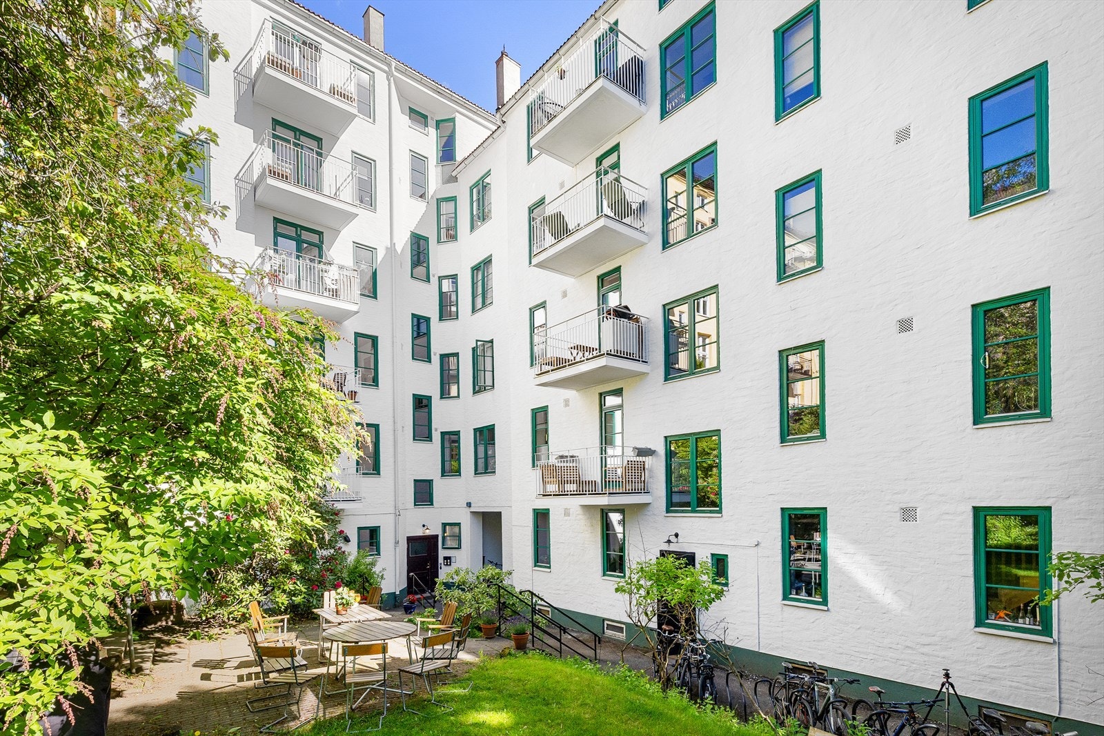Bygården er velholdt med en klassisk fasade og karakteristiske detaljer. Galleribilde