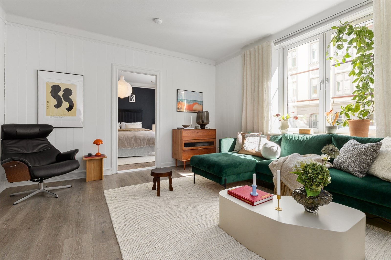Rommet er lett å møblere med plass til en stor sofagruppe og tilhørende møblement. Galleribilde