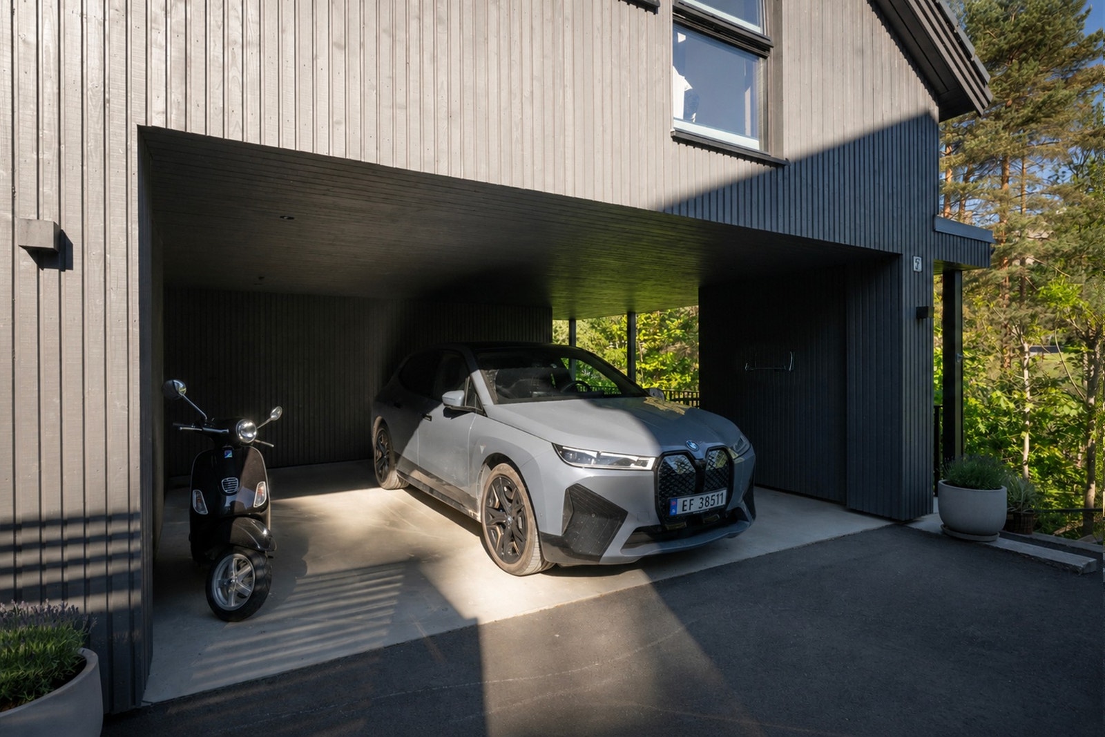 Carporten gir god overbygd parkering rett ved inngangspartiet, og eiendommen har i tillegg gode parkeringsmuligheter på gårdsplassen. Galleribilde