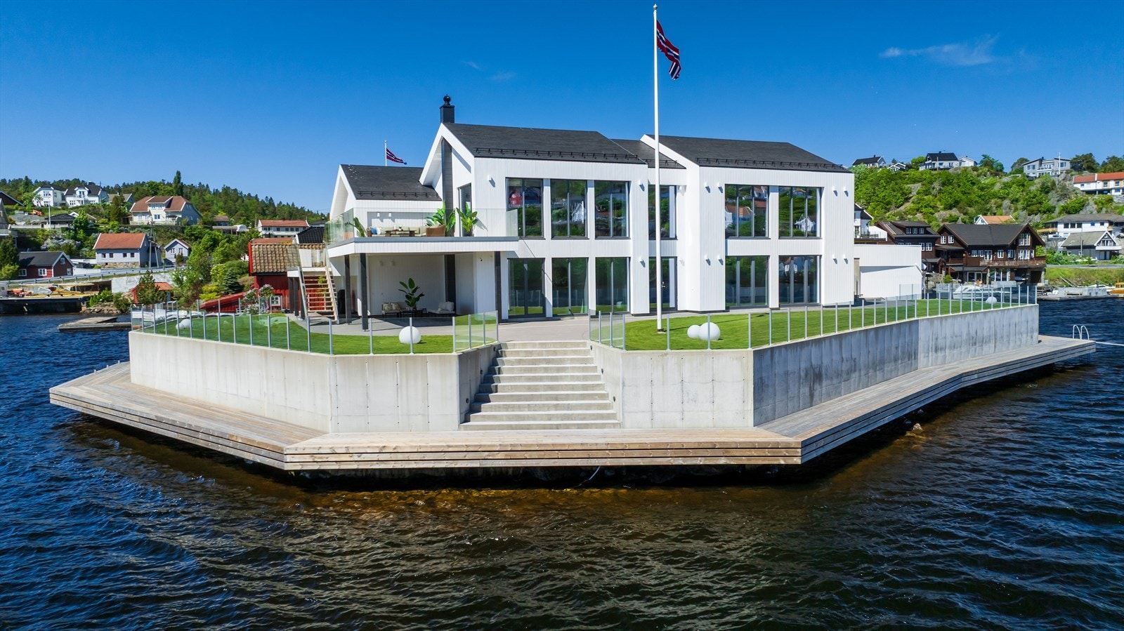 Eiendommen er meget gjennomført innvendig og utvendig Galleribilde