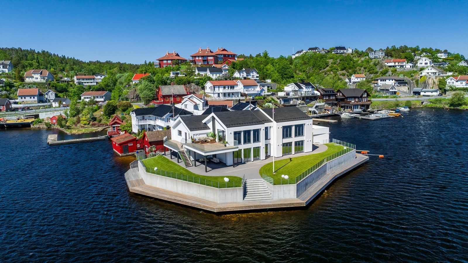 Even Guttormsen i Nordvik presenterer Rykeneveien 22A- eksklusiv enebolig på egen halvøy - meget høy standard - dobbel båtgarasje integrert i terreng - lang strandlinje med brygge - denne MÅ oppleves! Galleribilde