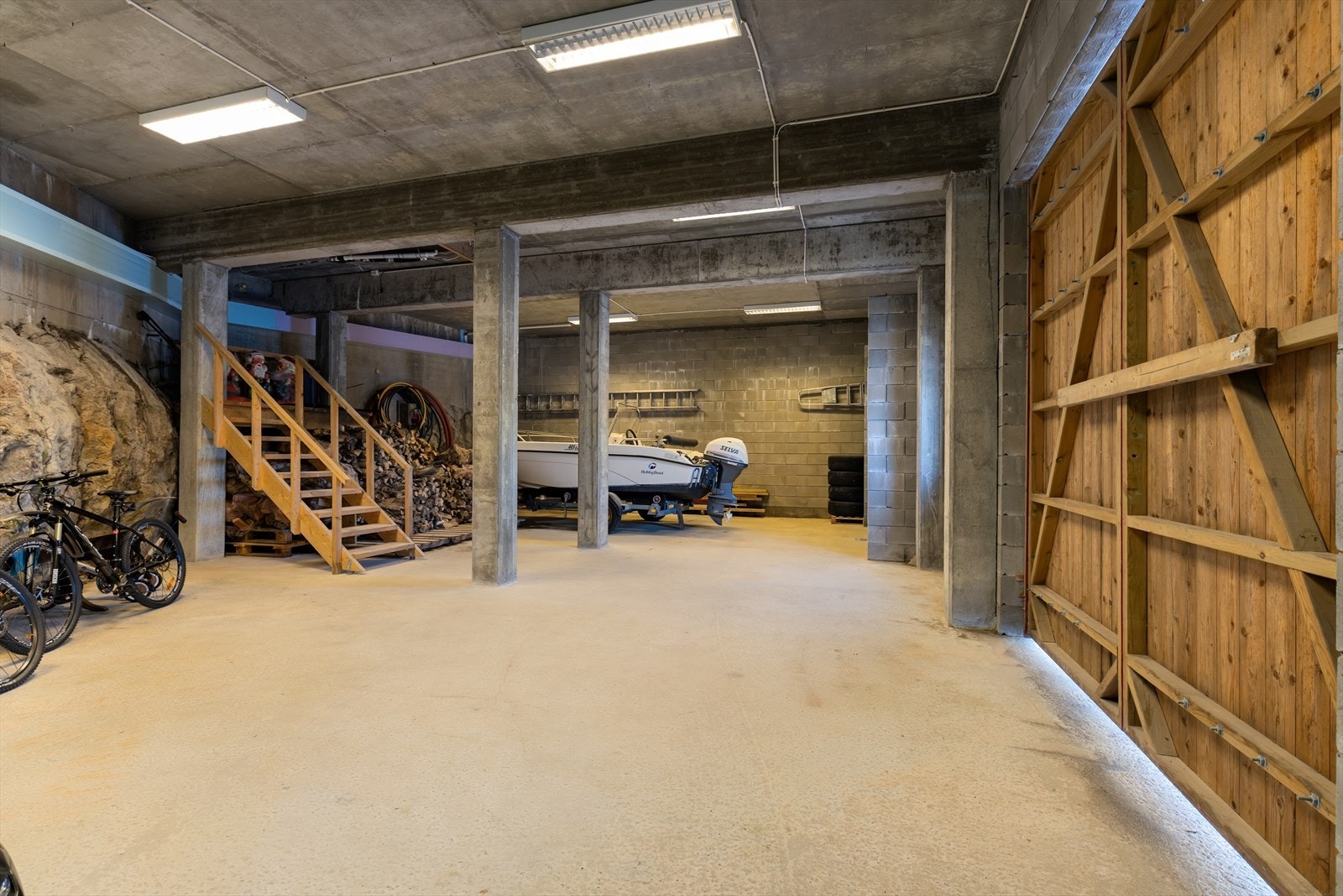Båtgarasje - som ligger integrert under terreng - dette må være noe av det råeste på sørlandet? Galleribilde