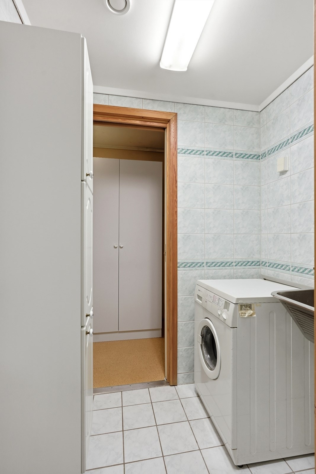 Innenforliggende vaskerom og bod, fra badet. Galleribilde