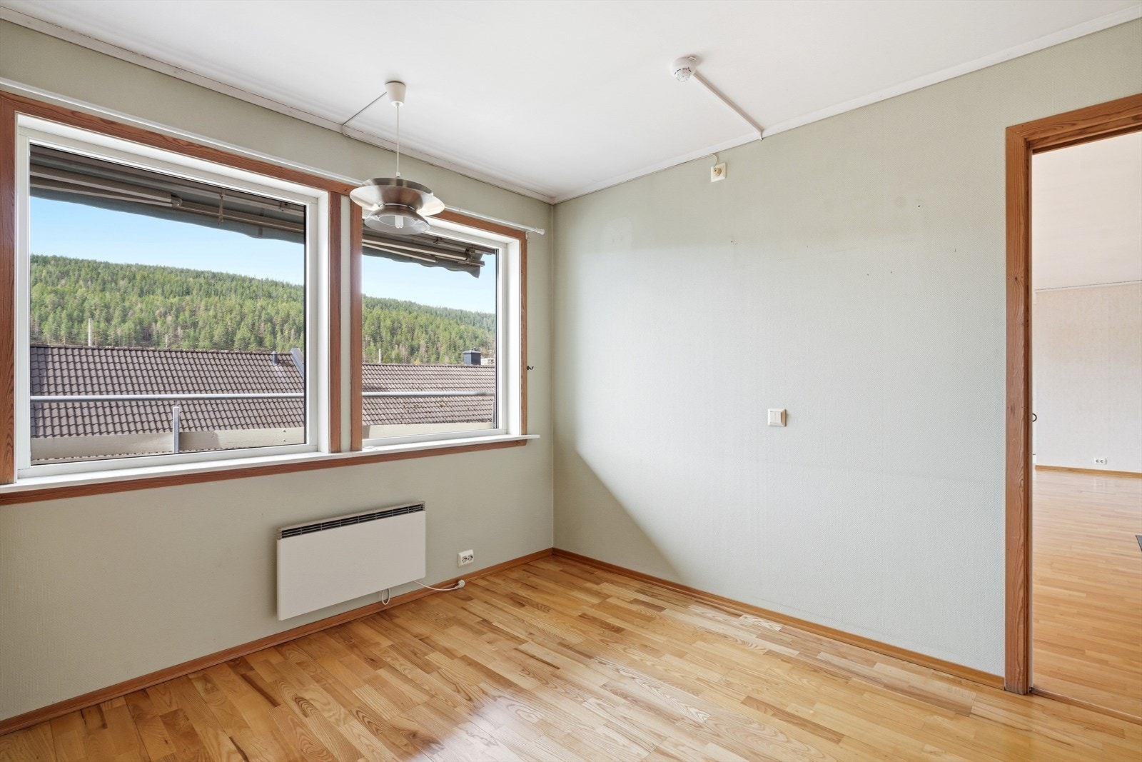 Kjøkkenet har god plass til en frokostgruppe om ønskelig. Det er også plass til kjøkkenøy. Her er mulighetene mange. Galleribilde