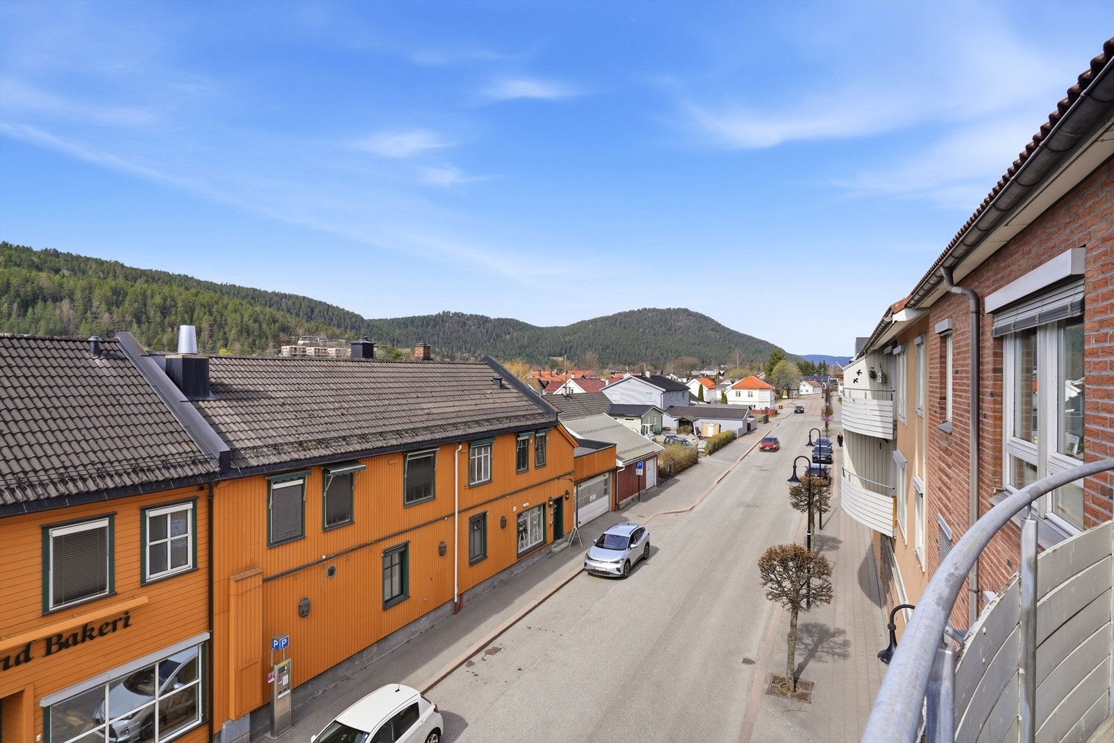 God oversikt over Dyrmyrgata som går forbi, og Rema 1000 butikken, finner du i byggets første etasje. Galleribilde