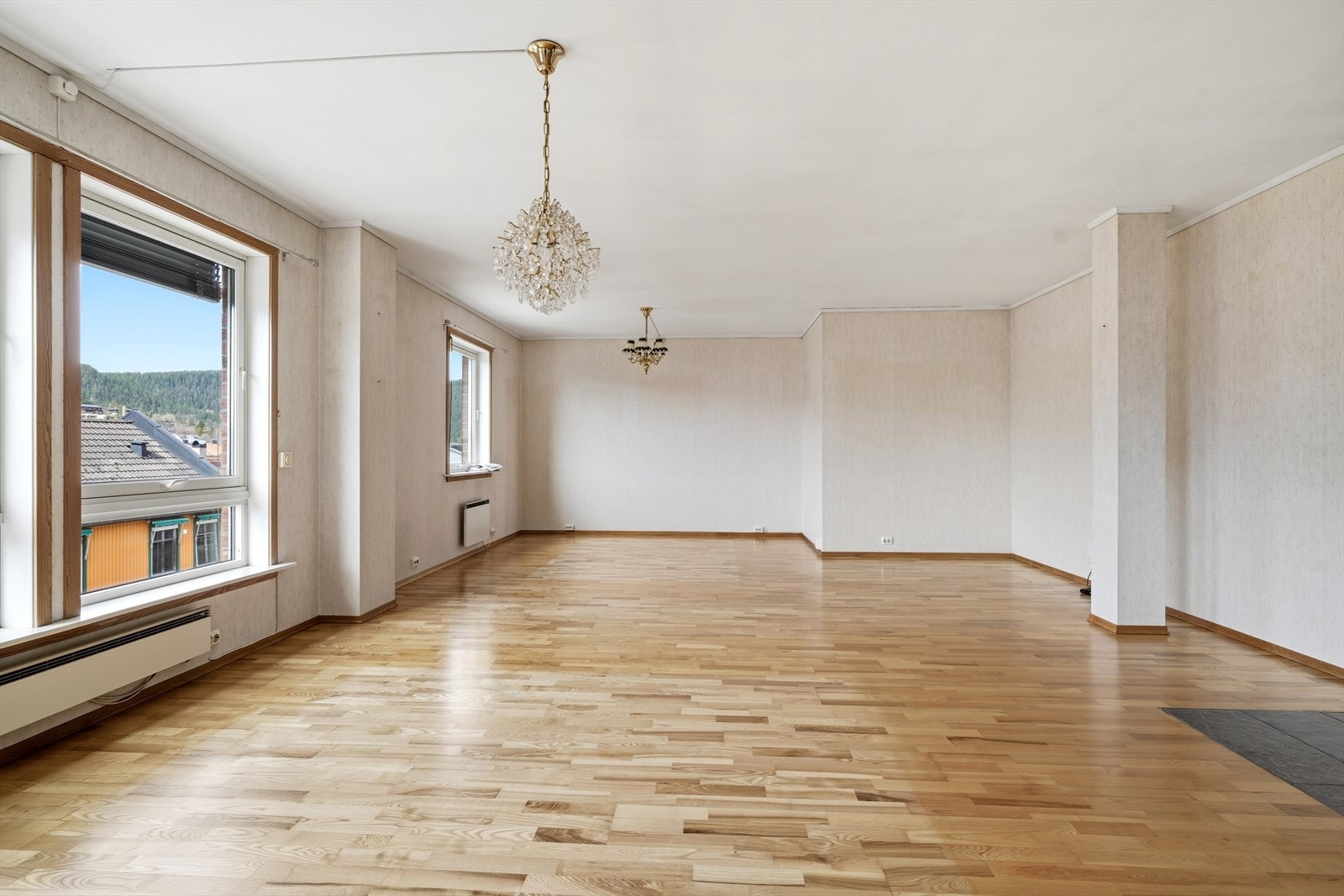 Rommet har godt lysinnslipp fra vest. Galleribilde