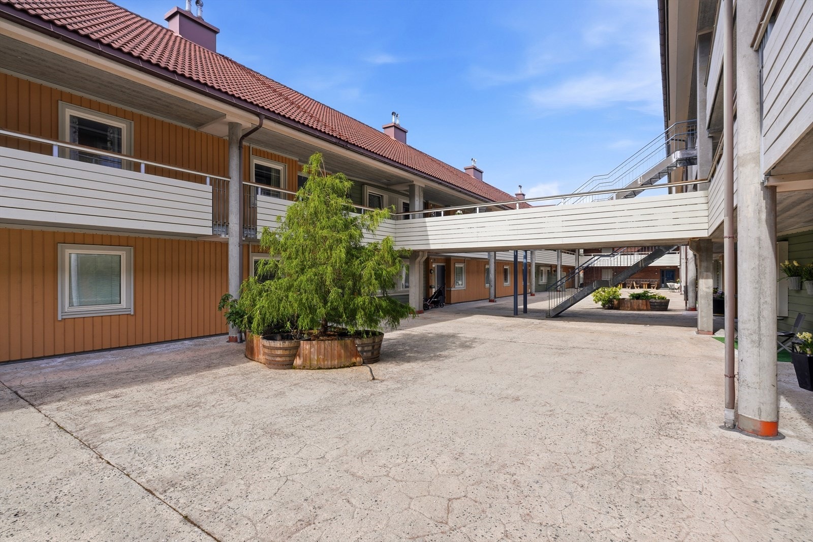 Sameiet har fine fellesområder i ulike etasjer. Atriumet i midten av bygget, gir en lun og fin uteplass med gode solforhold gjennom hele dagen. Galleribilde