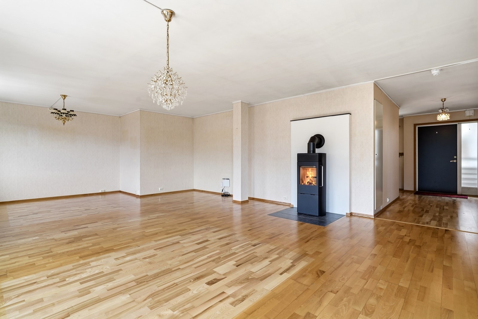 Fyr i peisen og kjenn peisvarmen på en kald vinterkveld. Galleribilde