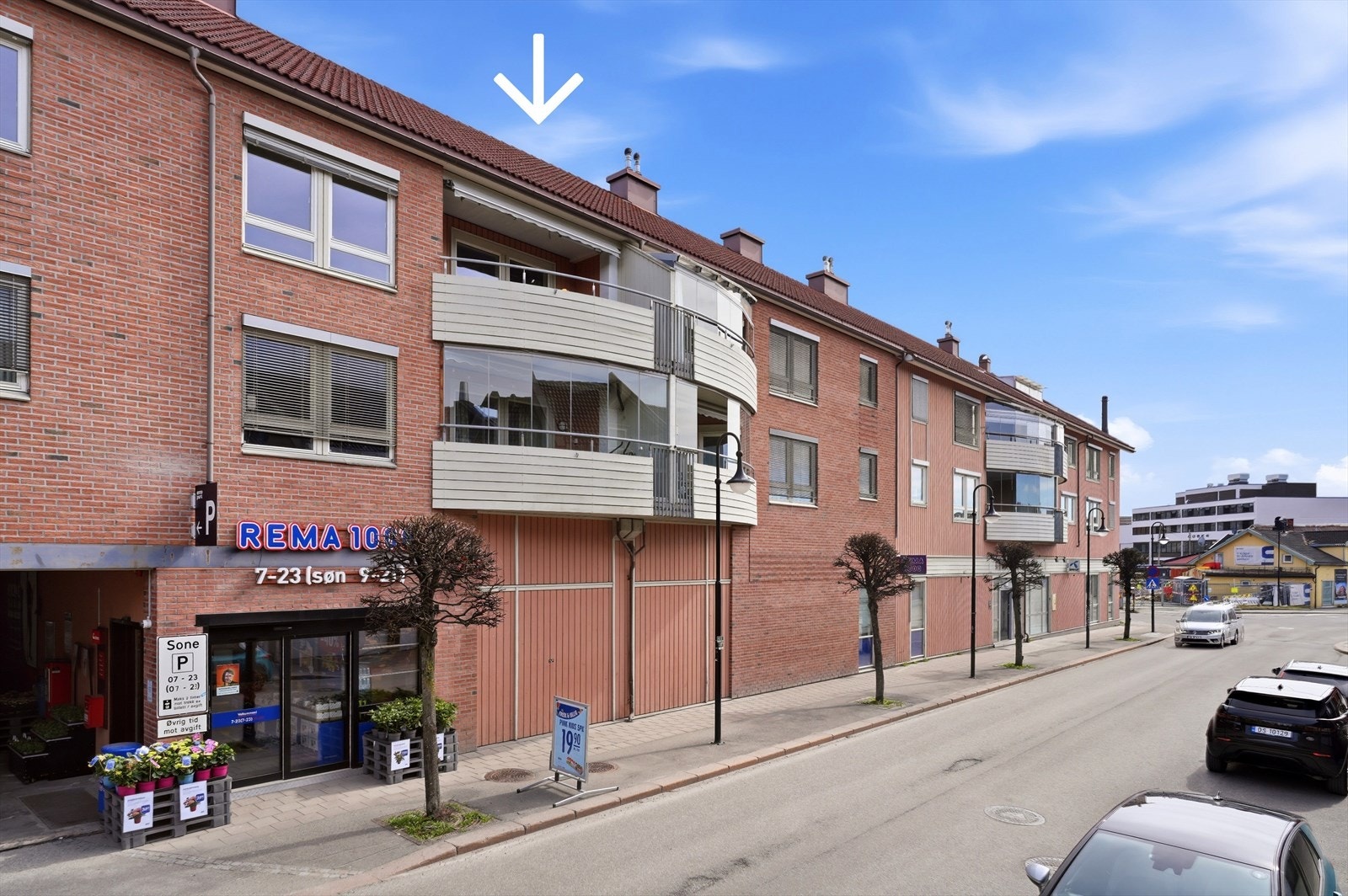 Leiligheten har en meget god internbeliggenhet, med utsikt fra terrasse som er vestvendt, i byggets 3. etasje (Toppetasjen) Galleribilde