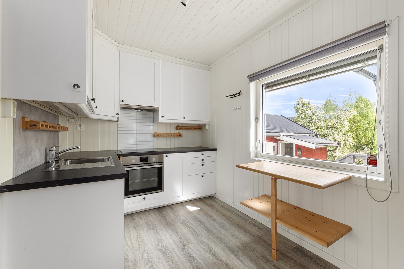 Kjøkkenet er utstyrt med induksjonstopp, stekeovn og oppvaskmaskin. Kjøkkenventilator har avtrekk ut. Galleribilde
