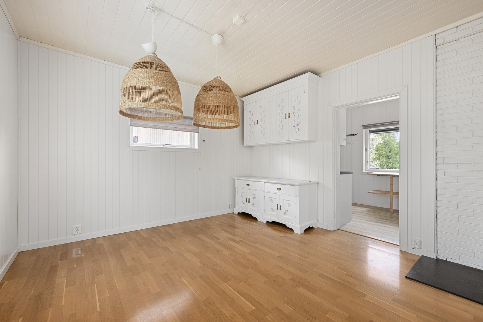 Spisestuen har malt trepanel i himlingen og parkett på gulvet. Galleribilde