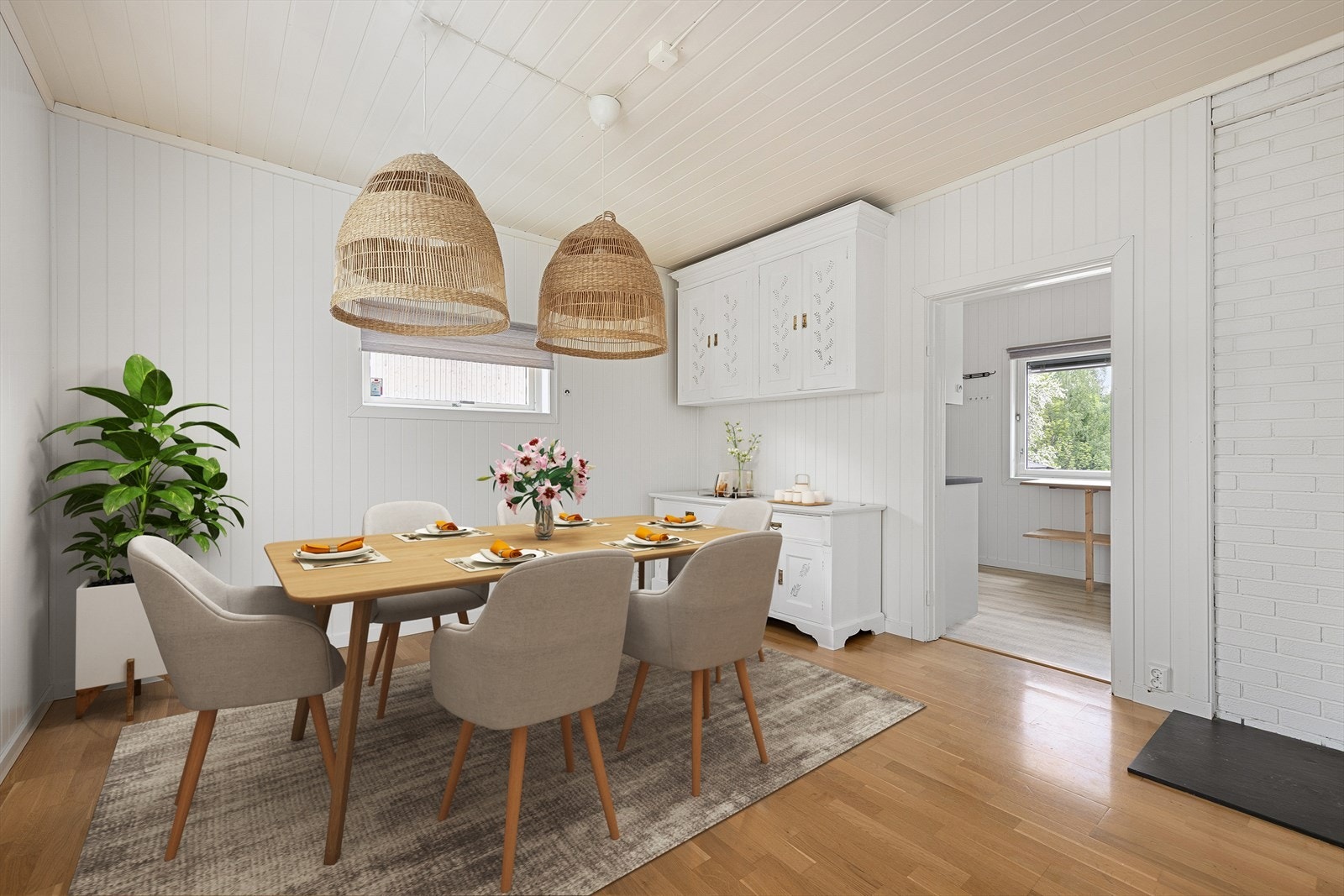 Spisestuen ligger i tilknytning til kjøkkenet og har plass til et stort spisebord. (Bildet er digitalt stylet for inspirasjon) Galleribilde
