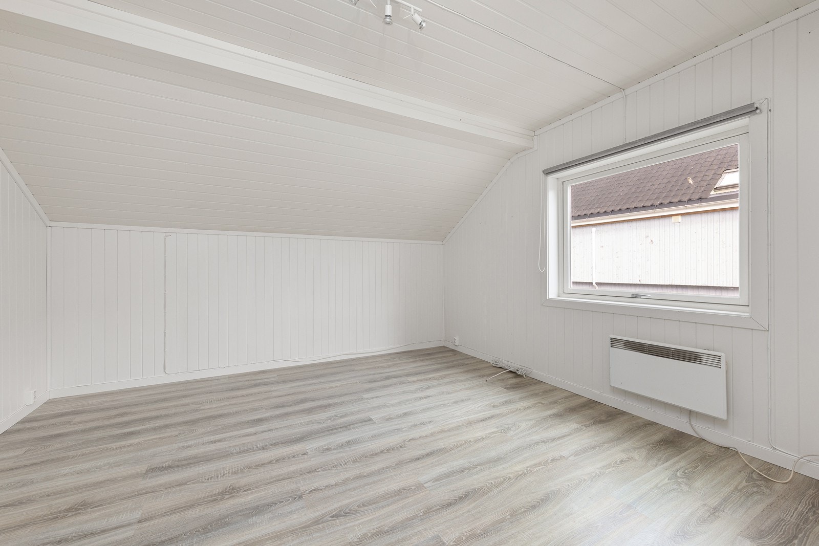 Alle soverommene med sjarmerende skråtak som gir en lun atmosfære. Her soverom 2. Galleribilde