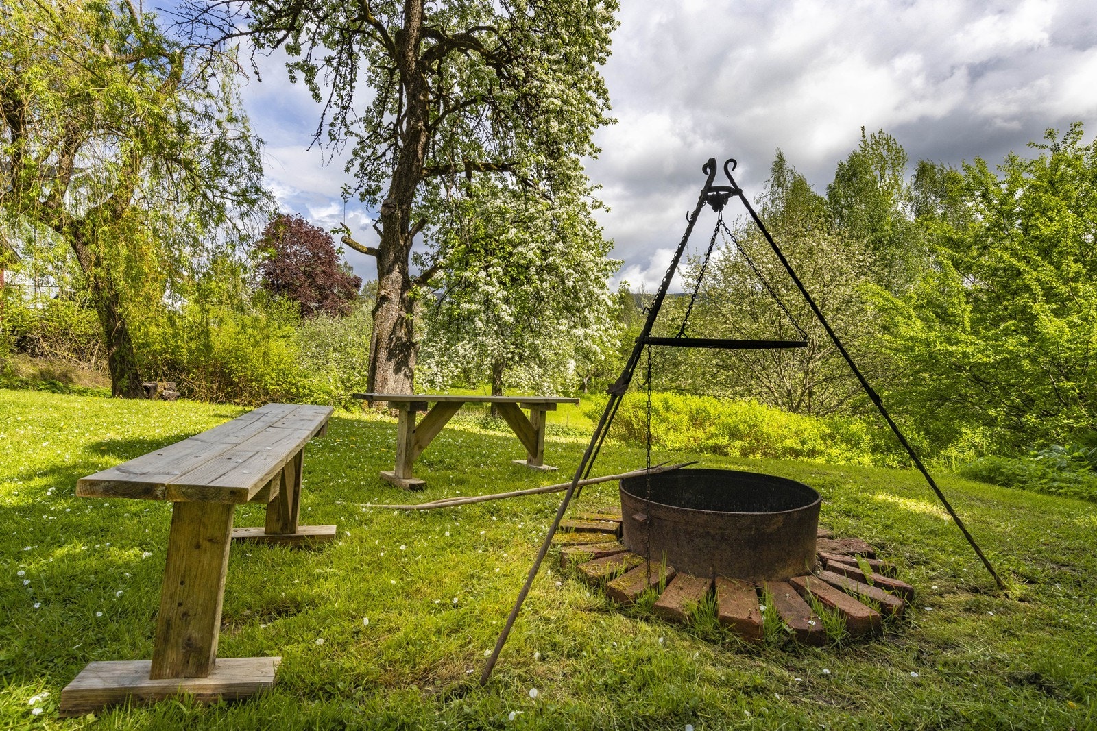 I hagen er det anlagt en egen bålplass, et hyggelig samlingspunkt utendørs. Galleribilde