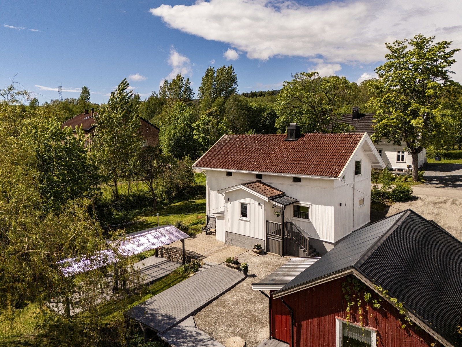 Eiendommen ligger sentralt, likevel landlig til på Galleberg i Sande. Galleribilde