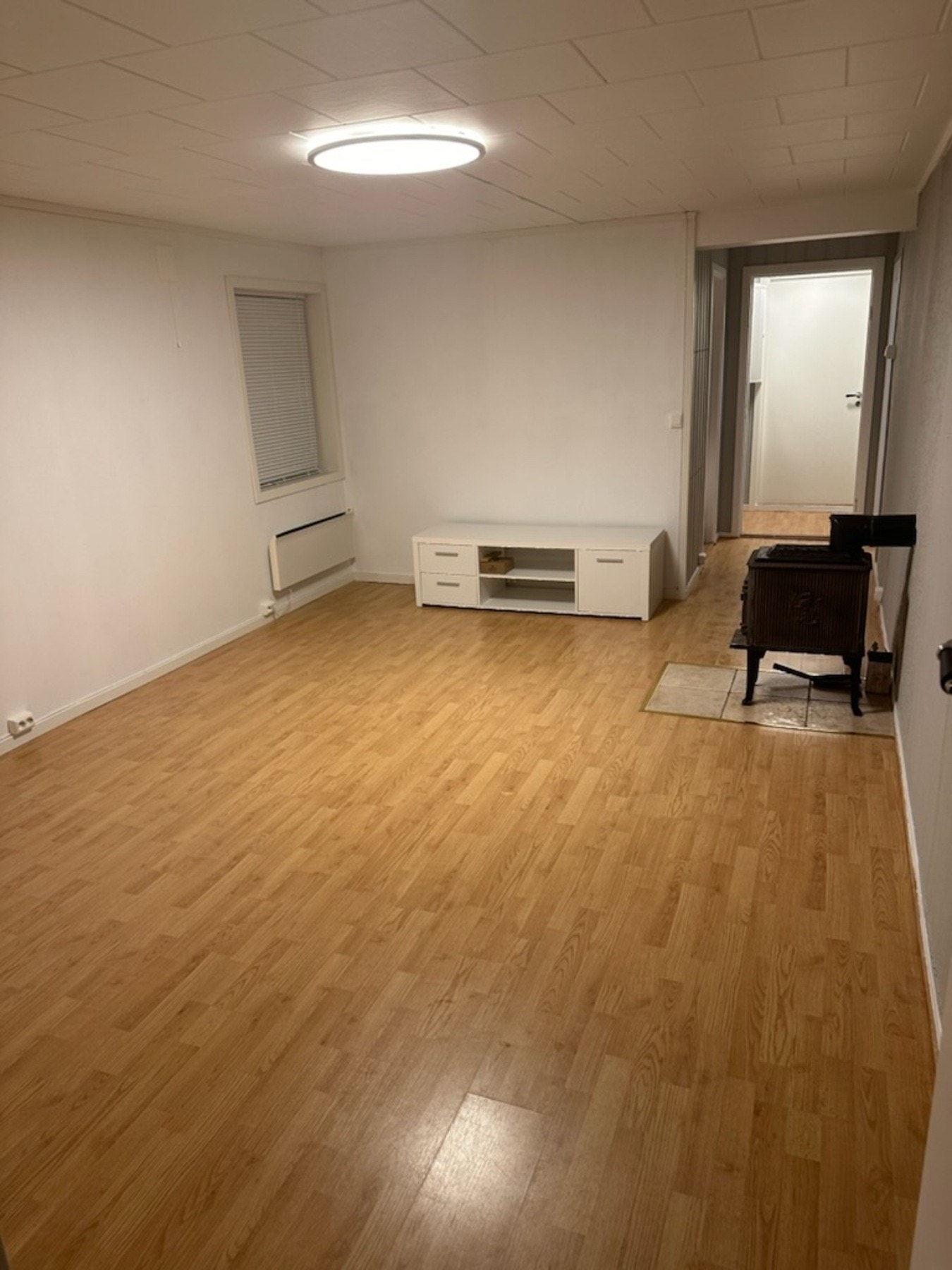 Hybeldel i kjeller bestående av entré, kjøkken, stue, bad og to disponible rom. Galleribilde