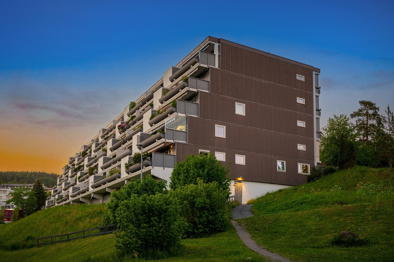 Bygget ligger fint til i grønne og etablerte omgivelser på populære Øverland/Bekkestua Galleribilde