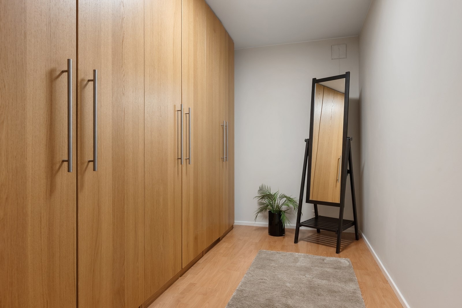 Praktisk garderoberom/walk-in i tilknytning entrèen med gode oppbevaringsmuligheter - Kan også brukes som hjemmekontor Galleribilde