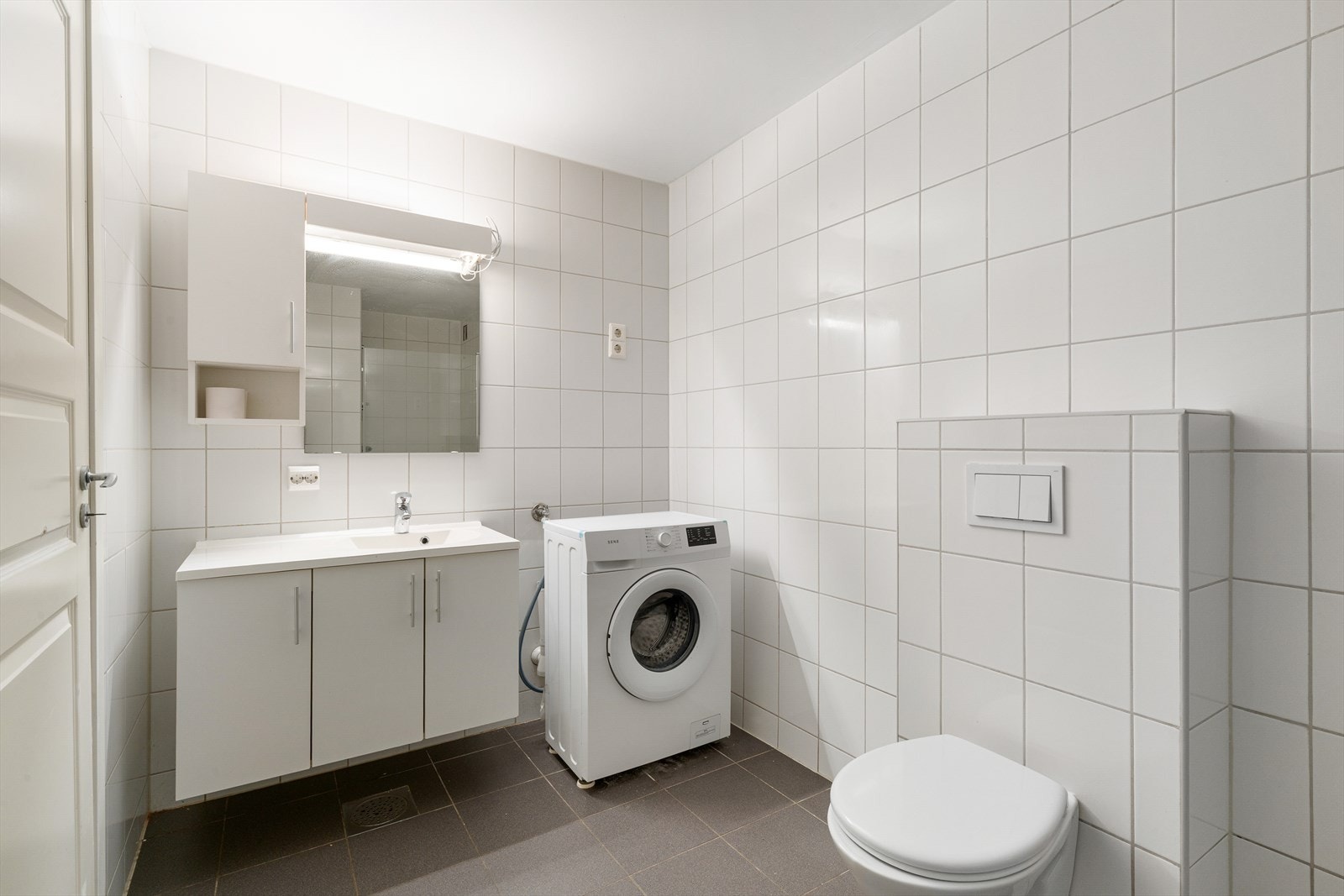 Badet har opplegg for både vaskemaskin og tørketrommel. Galleribilde