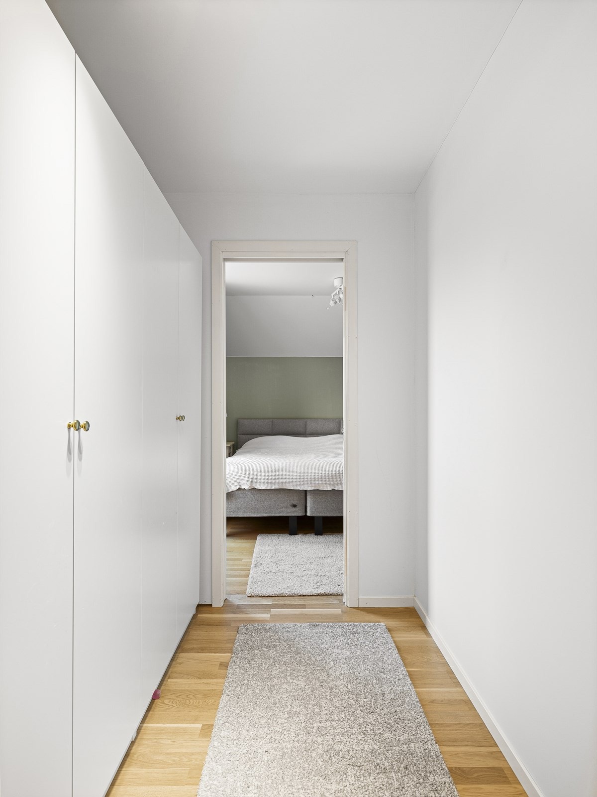 Her er det totalt fire soverom, hvorav hovedsoverommet ligger skjermet til med eget walk-in closet og direkte adkomst til badet. Galleribilde