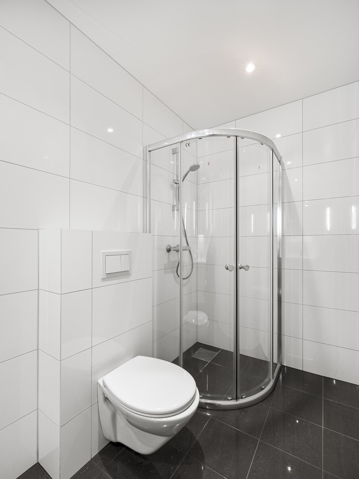 Etasjen inneholder også et moderne bad med dusj og toalett - perfekt som gjestebad. Galleribilde