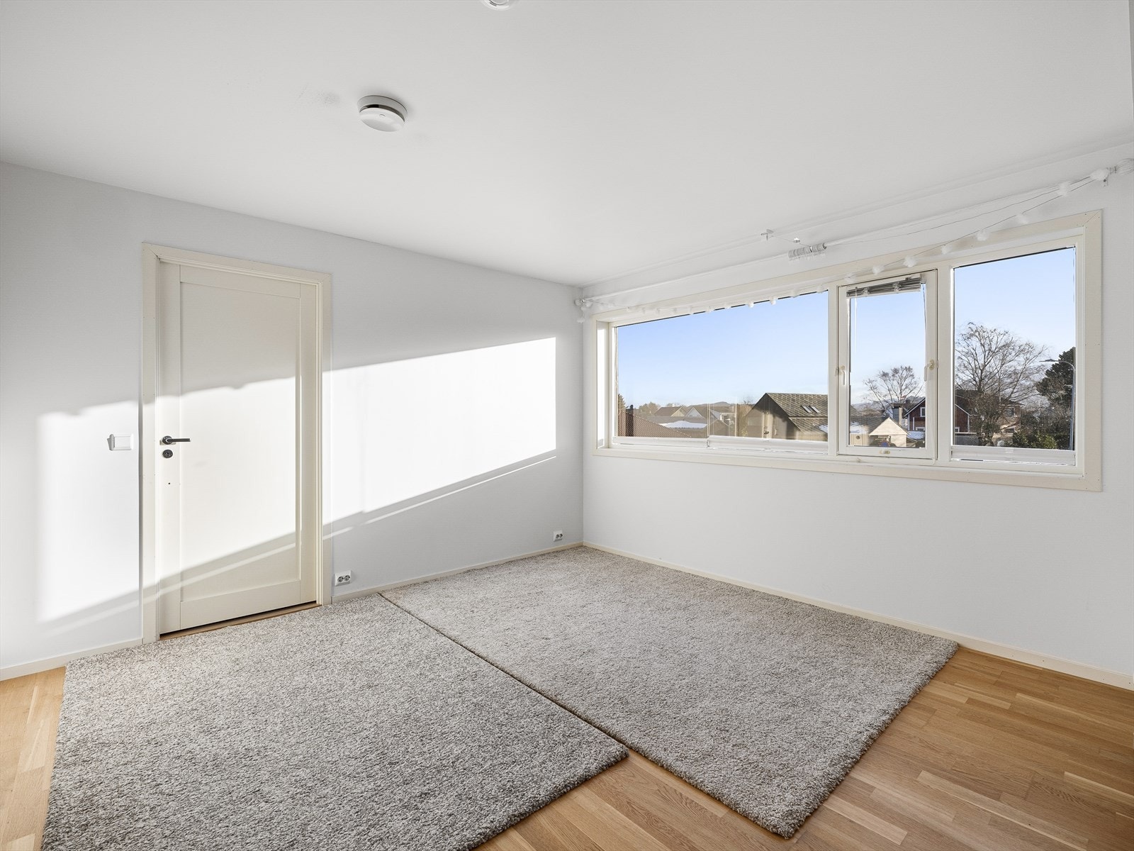 2 etasje kompletteres av en koselig loftstue med store vindusflater og mange bruksmuligheter - perfekt som TV-stue, lekerom eller hjemmekontor. Galleribilde