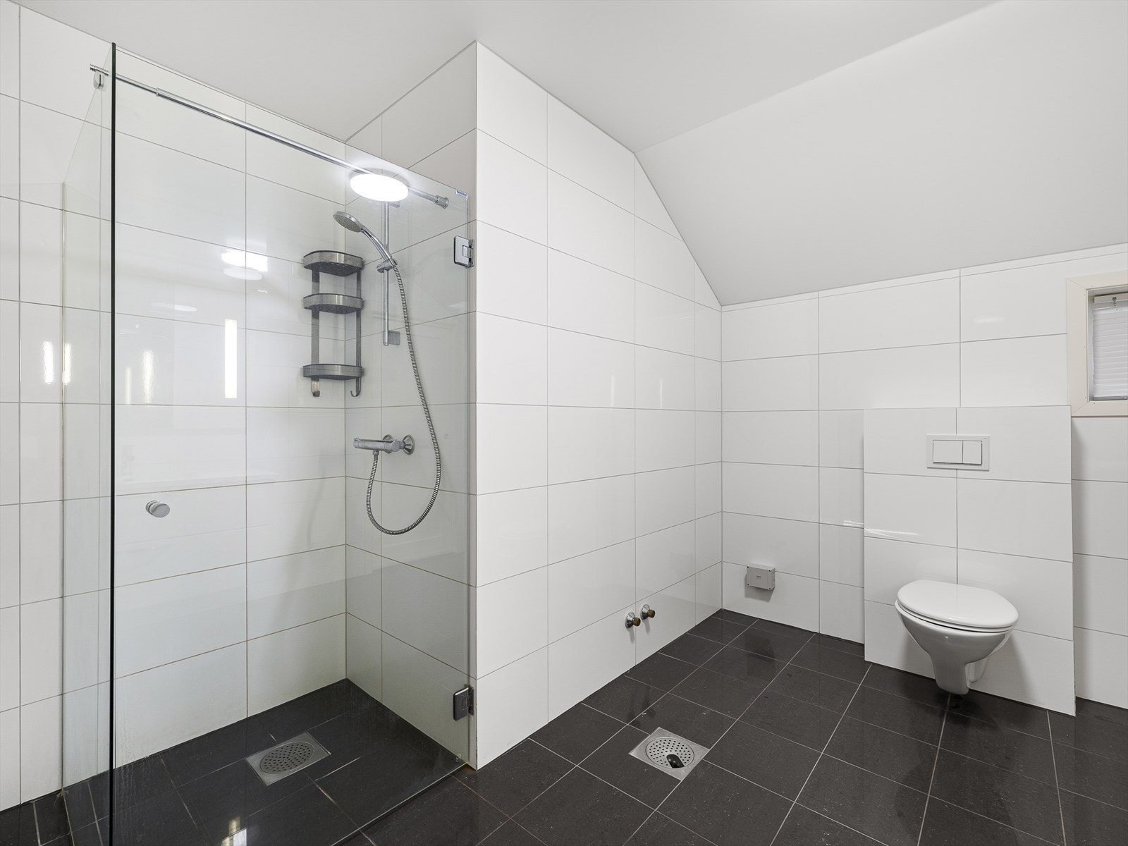 Badet er i dag utstyrt med dusj, men det er også tilrettelagt for badekar. Galleribilde