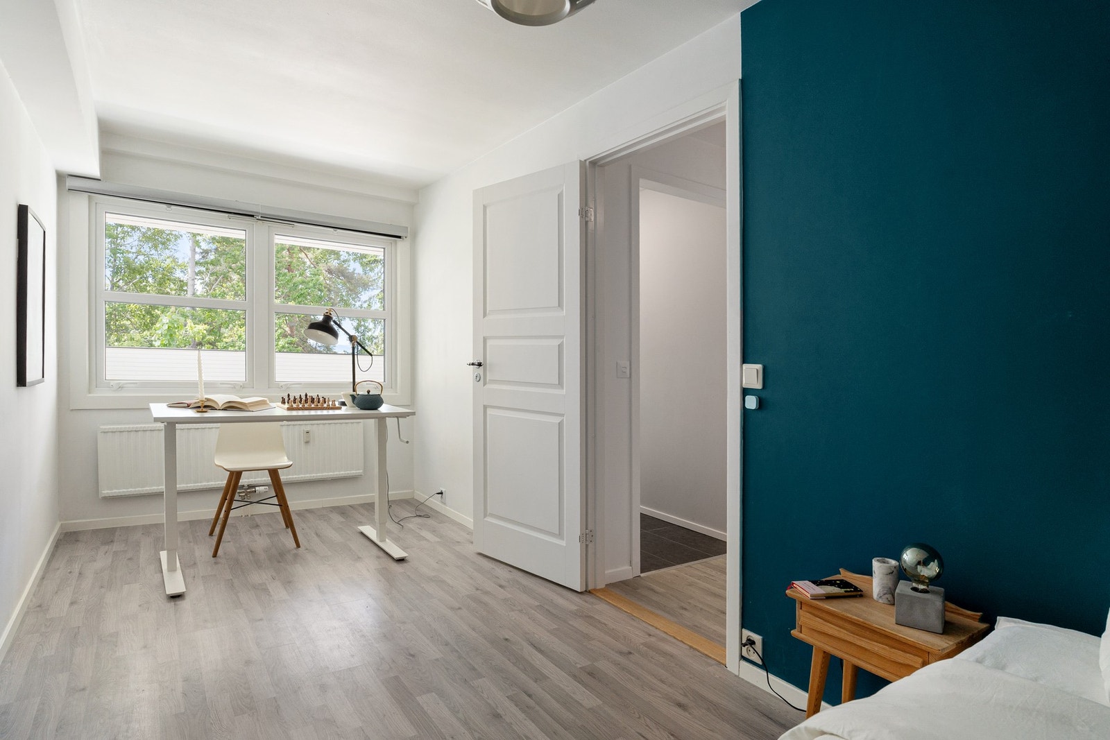 Begge soverommene er holdt i moderne farger Galleribilde