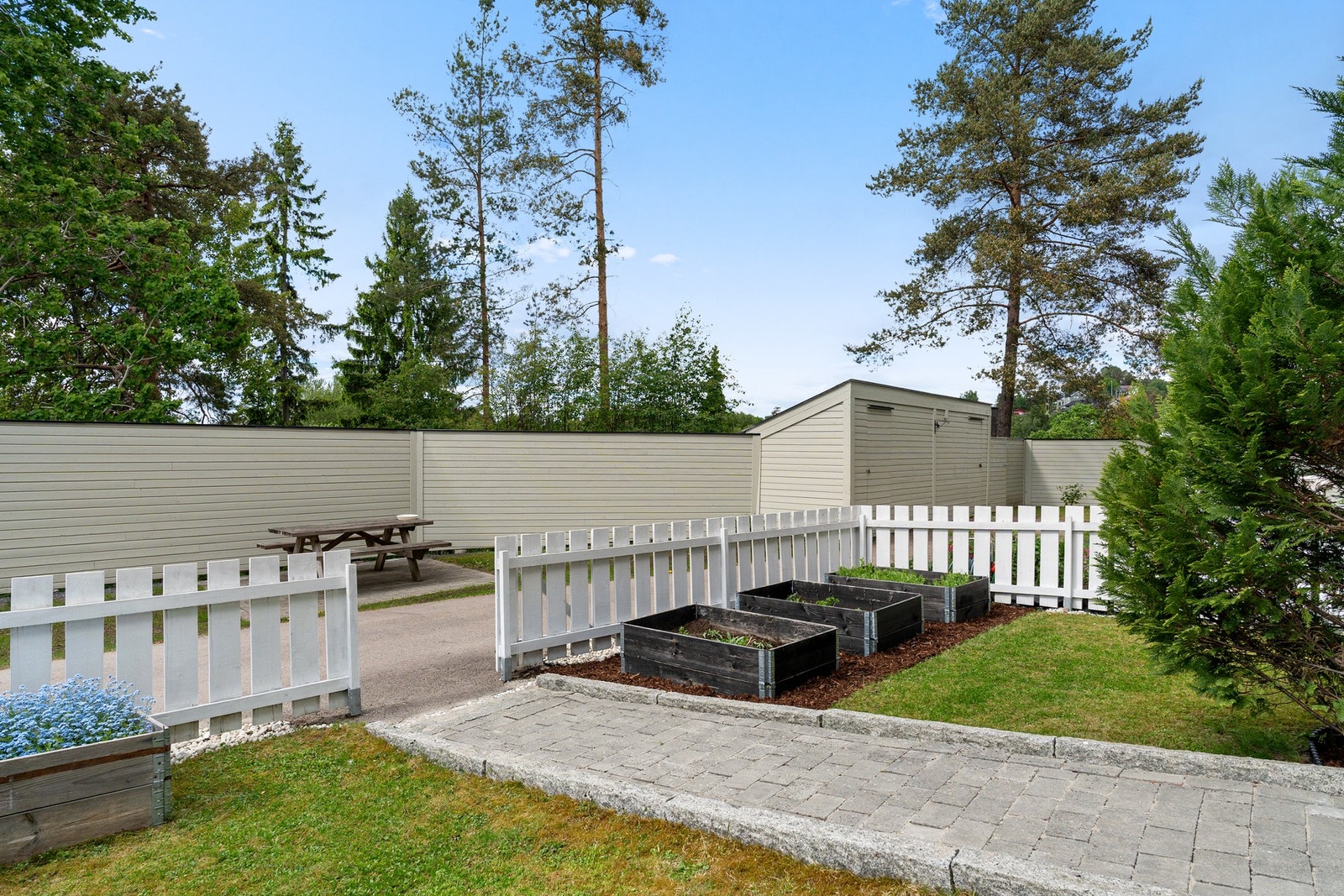 "Det er utrolig kjekt med egen inngang og utebod rett i nærhet. Fint å ha en hage der man kan gro diverse..." Galleribilde