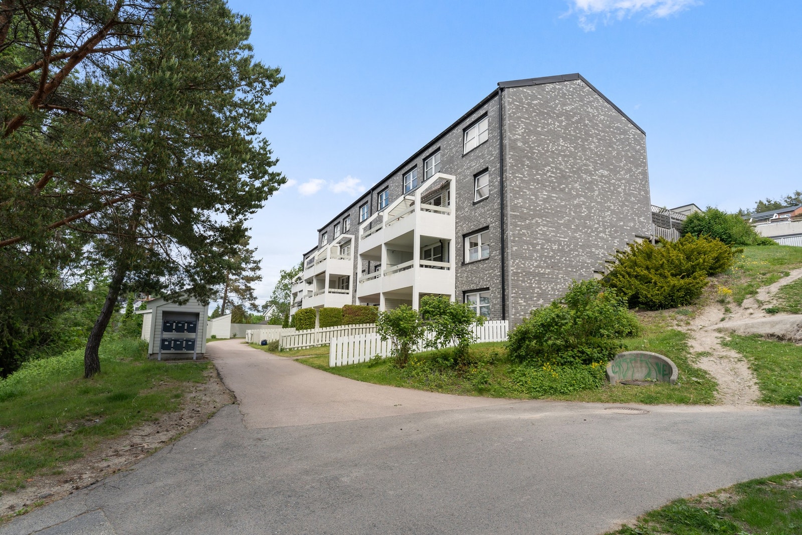 For dem med bil så har borettslaget ledige parkeringsplasser til leie fra 282 kr i måneden, og det er i tillegg egen gjesteparkering Galleribilde