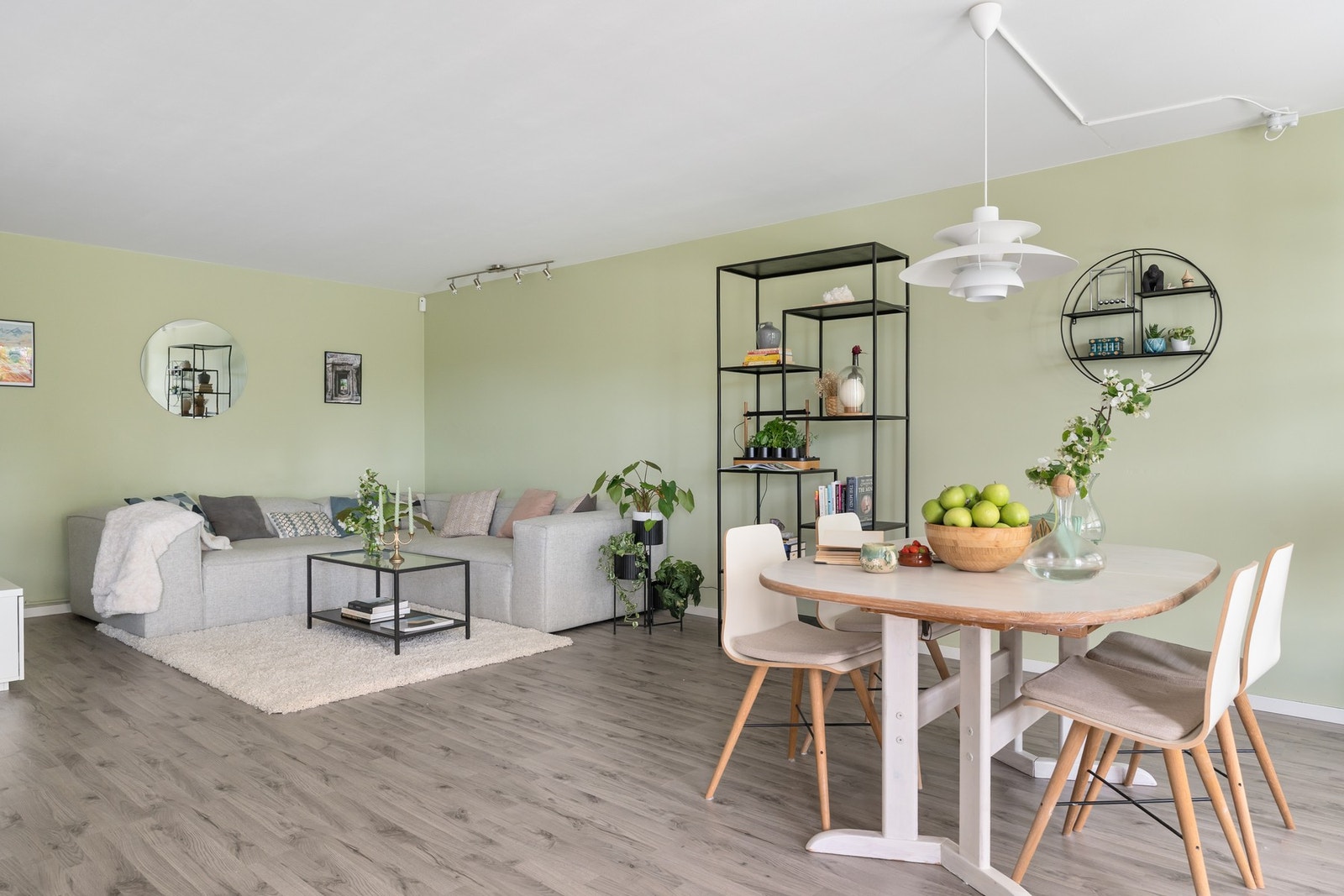 Det er både god plass til et romslig spisebord og en stor sofa, uten at de går på bekostning av hverandre Galleribilde