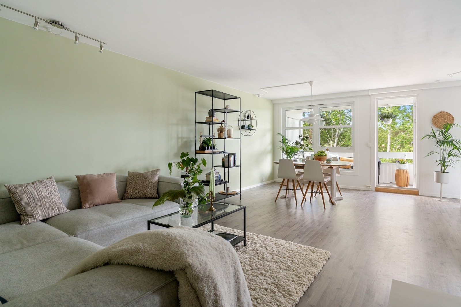 De store vinduene tilfører rommet rikelig med naturlig lys Galleribilde