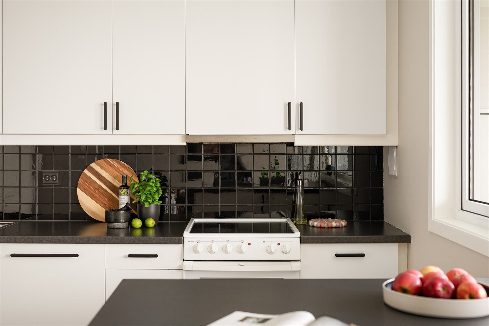- Fliser som backsplash og laminat benkeplate - Galleribilde