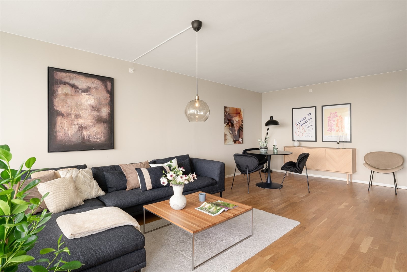 - God plass til både romslig sofagruppe og spisebord - Galleribilde