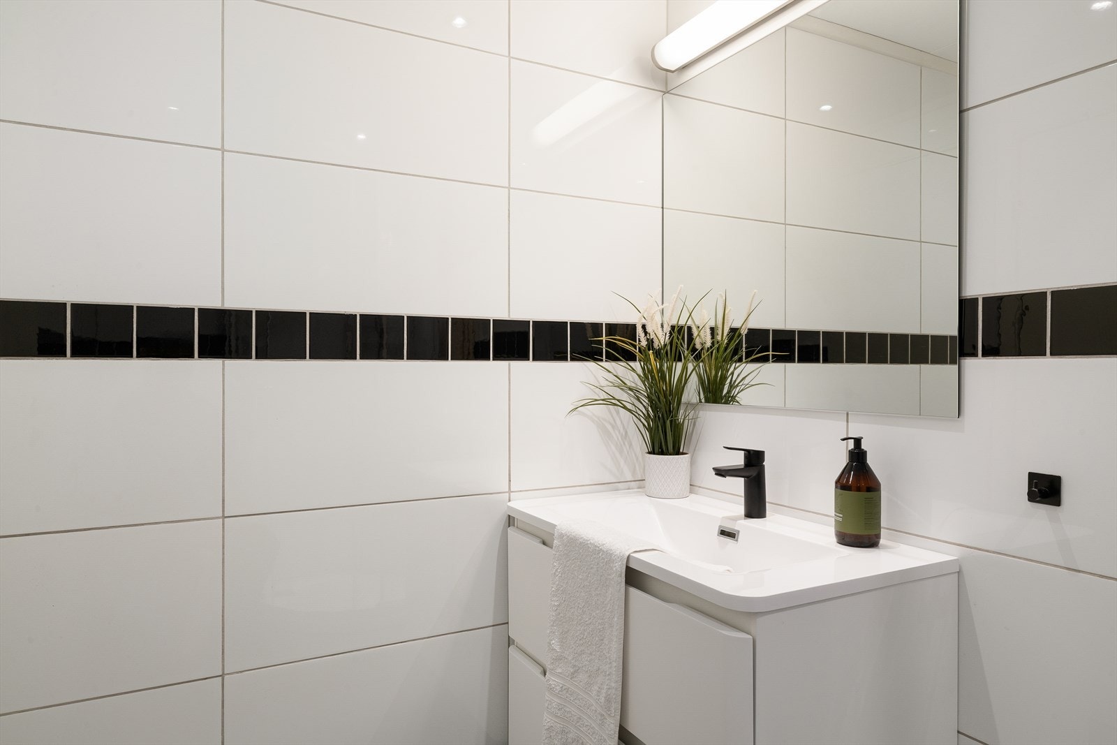 - Badet er flislagt i senere tid og har vegghengt servant med møblement, frittstående toalett og dusjkabinett - Galleribilde