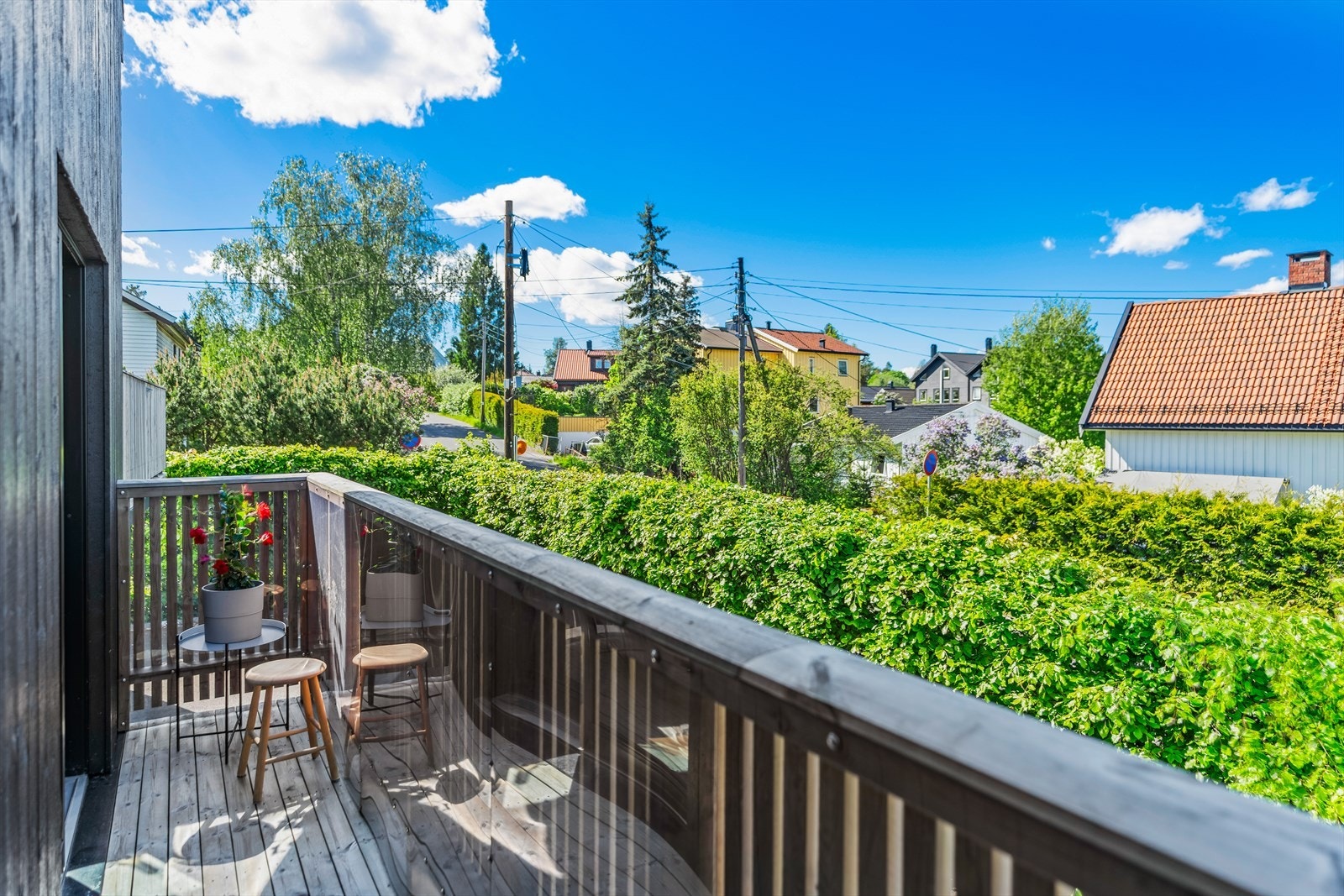 Fra kjøkkenenden av rommet er det utgang til en nordvendt balkong på 4 m². Galleribilde