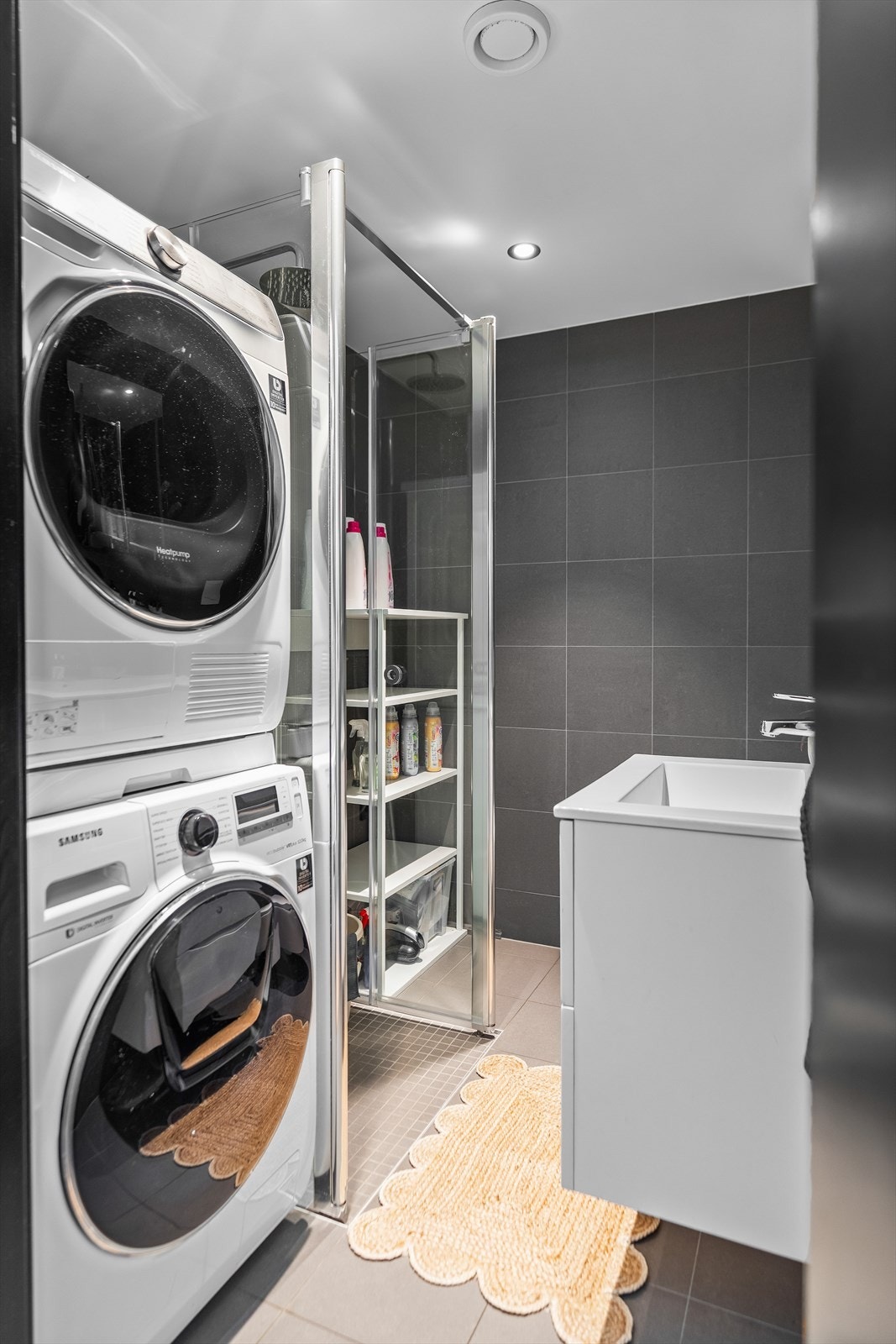 Innredningen har glatte fronter og byr på ekstra lagringsmuligheter. I tillegg har badet opplegg for vaskemaskin samt mekanisk avtrekk. Galleribilde