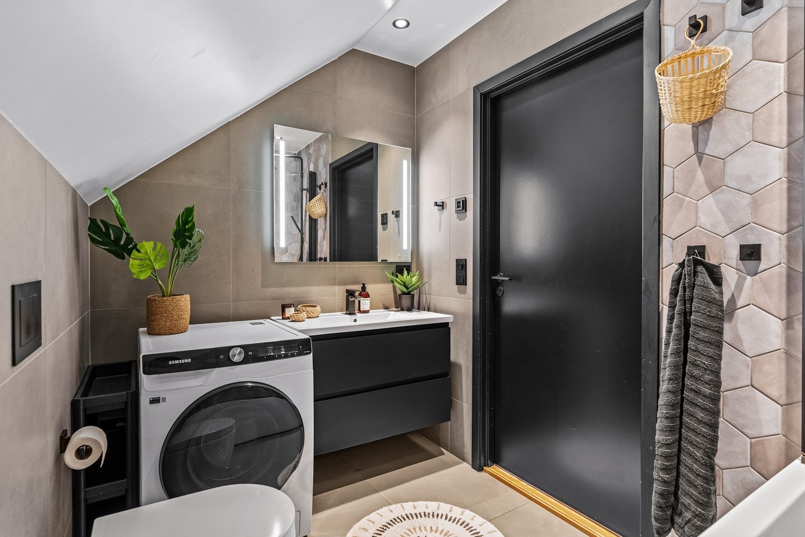 Badet har pene flislagte overflater og mekanisk avtrekk. Galleribilde