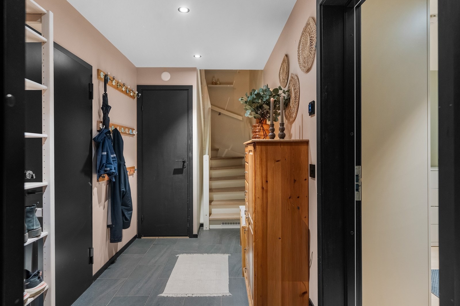 Velkommen inn! Boligen har en lys og innbydende entré, med plass til å henge fra seg yttertøy og sette fra seg sko. Galleribilde