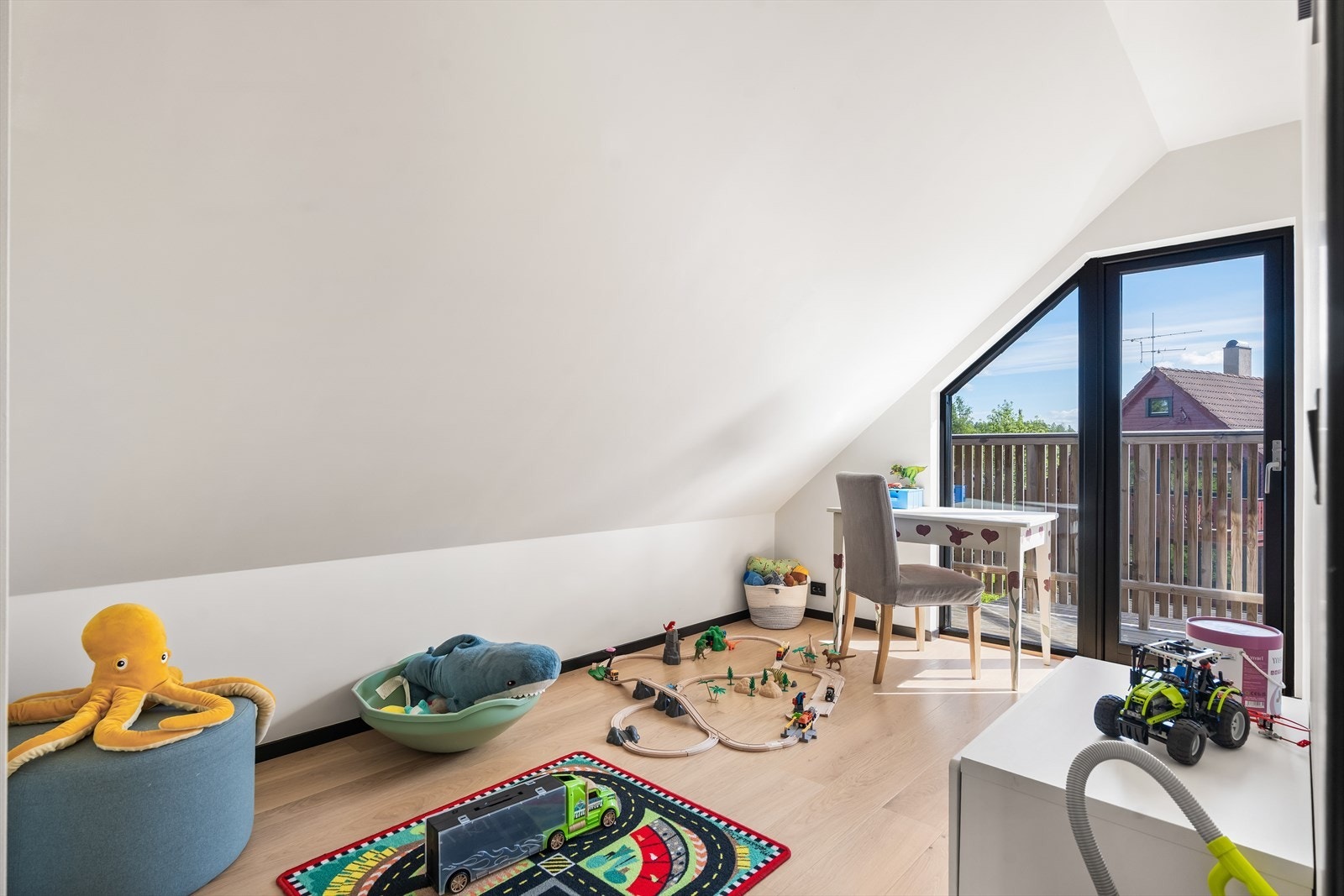 Fra to av soverommene er det utgang til en sydvendt balkong på 3 m². Galleribilde