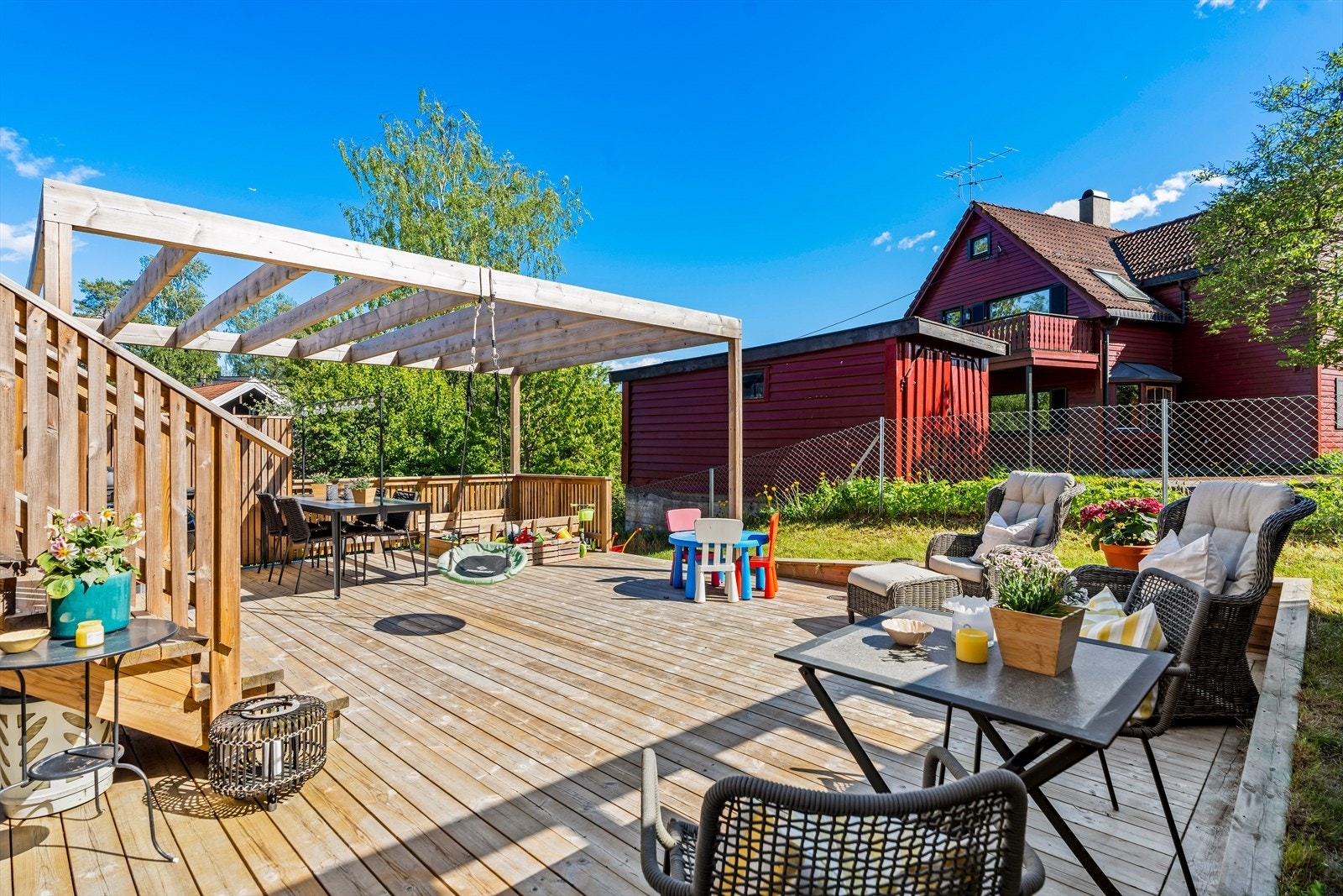 Denne fantastiske uteplassen byr på mange ulike soner, med plass til sittegrupper, loungemøbler og grill. Galleribilde