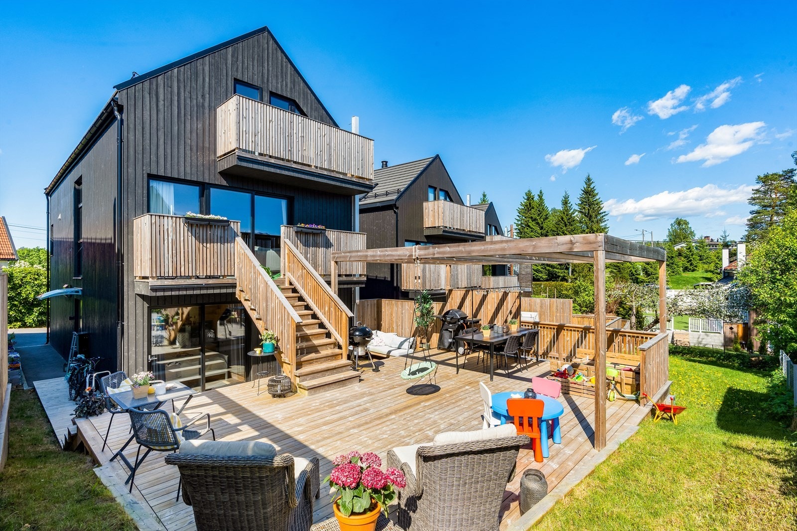 Herfra er det trapp ned til en svært romslig terrasse på 62 kvm! Galleribilde
