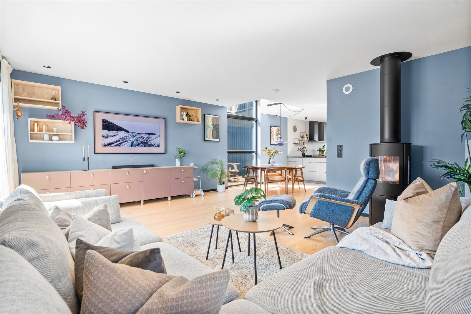 Rommet har pent malte vegg- og takflater, samt lys parkett på gulvet. Galleribilde