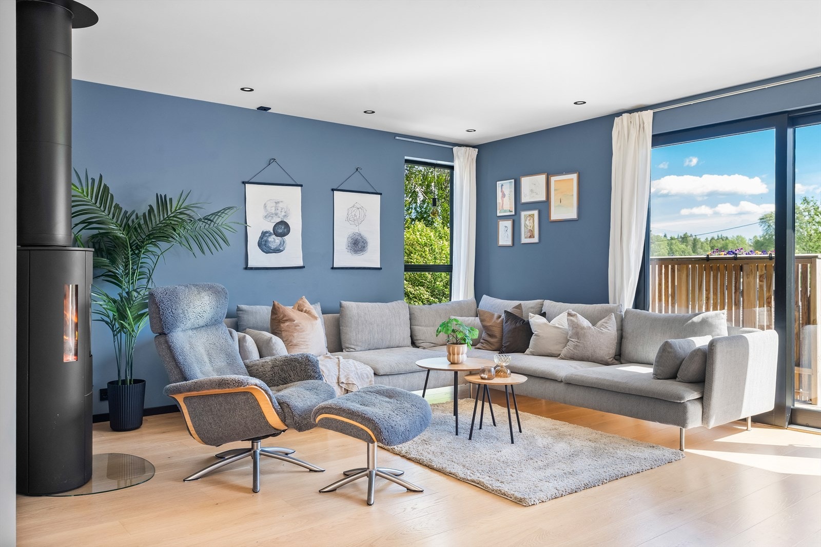 Fra stuen er det skyvedør ut til en sydvendt balkong på 5 m². Galleribilde